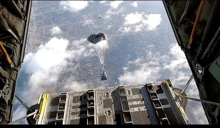 ممنوع من الحياد..    أسهل الحلول.. الإسقاط القاتل للمساعدات ..